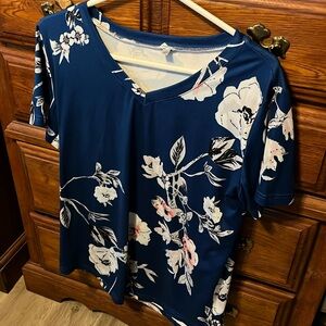 Blue floral top size large